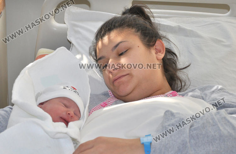 Виктор и майка му Росица Петева