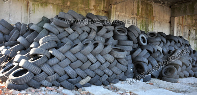 Стотици автомобилни гуми и кости са изхвърлени в бивше ракетно поделение