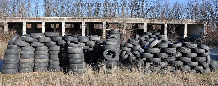 Общината възлага на фирма разчистването на гумите в бившето поделение