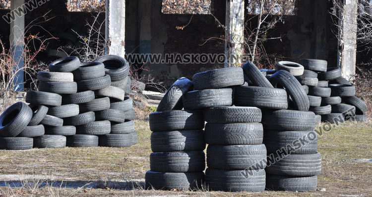 Стотици автомобилни гуми и кости са изхвърлени в бивше ракетно поделение