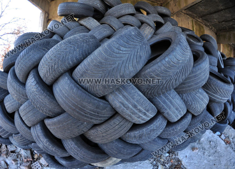 Общината възлага на фирма разчистването на гумите в бившето поделение