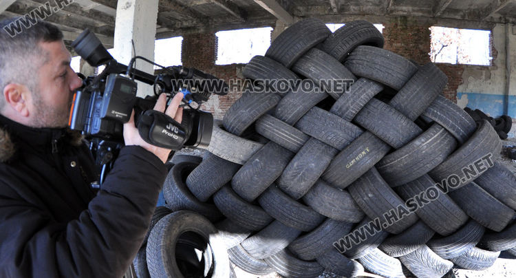 Стотици автомобилни гуми и кости са изхвърлени в бивше ракетно поделение