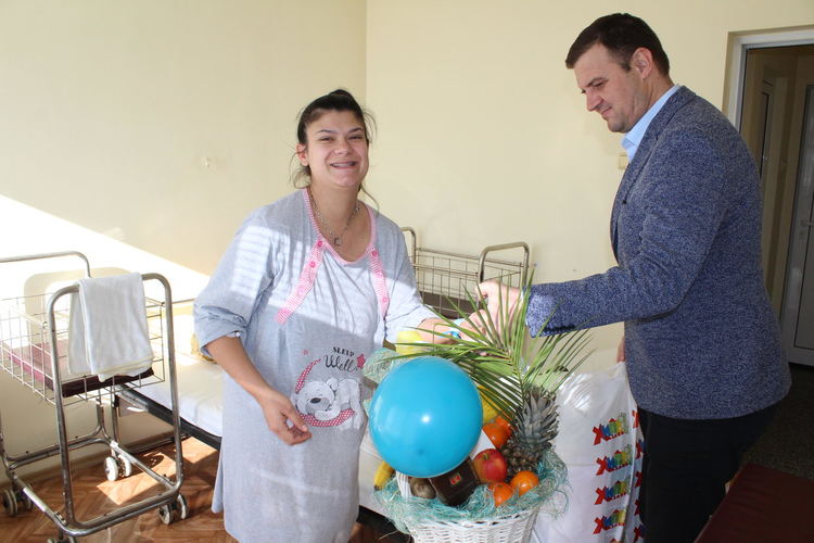 Кметът  Станислав Дечев с подаръци за първото бебе на 2020 г.  в Хасково