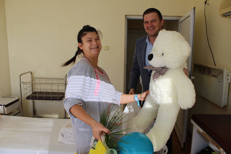 Кметът  Станислав Дечев с подаръци за първото бебе на 2020 г.  в Хасково