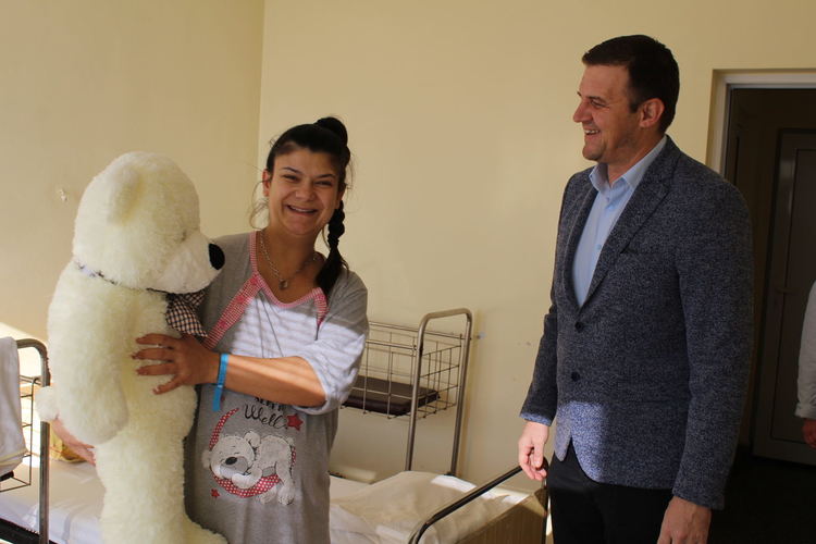 Кметът  Станислав Дечев с подаръци за първото бебе на 2020 г.  в Хасково