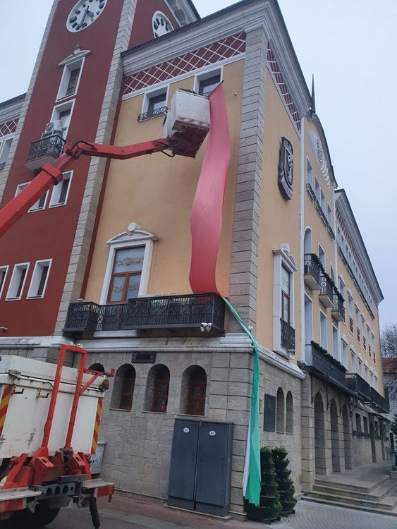 Силният вятър свали трибагреника от сградата на общината