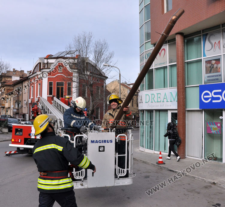 Спряха движението по „Освобождение” заради откъртена водосточна тръба