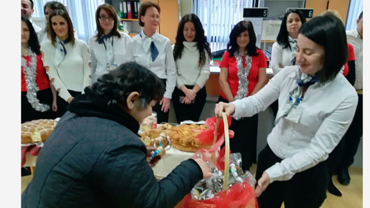 НАП в Кърджали посреща клиенти с питка и късмети