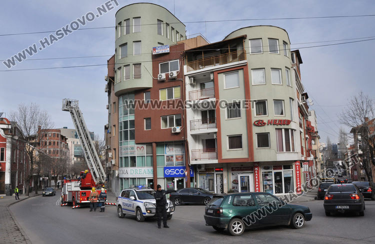 Спряха движението по „Освобождение” заради откъртена водосточна тръба