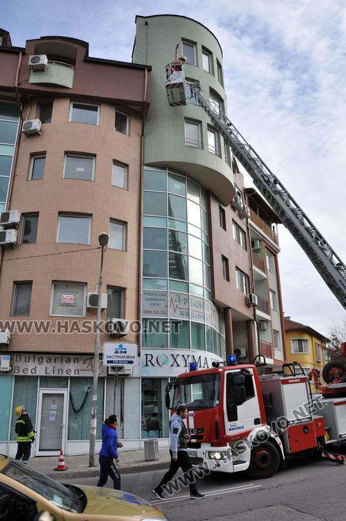 Спряха движението по „Освобождение” заради откъртена водосточна тръба