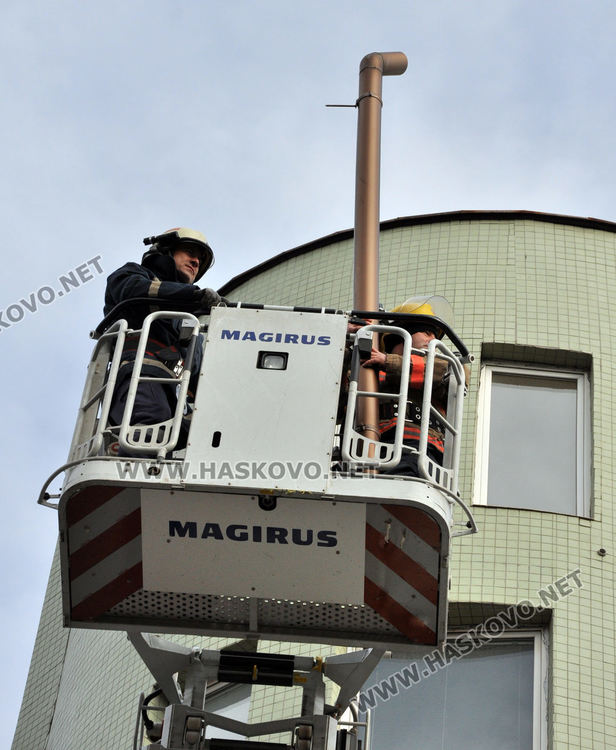 Спряха движението по „Освобождение” заради откъртена водосточна тръба