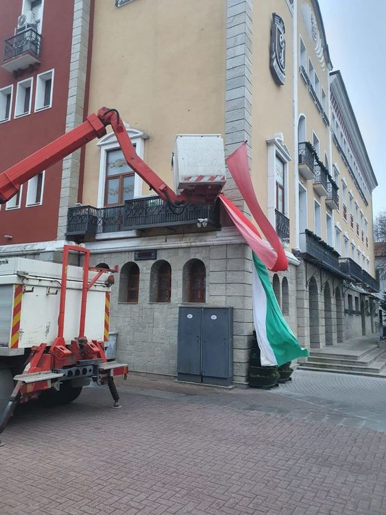 Силният вятър свали трибагреника от сградата на общината