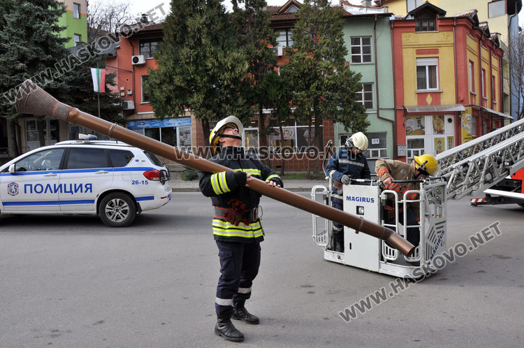Спряха движението по „Освобождение” заради откъртена водосточна тръба