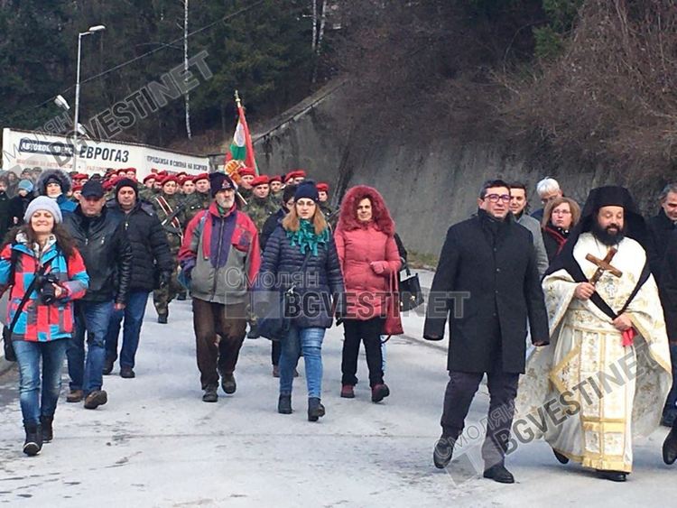 Млад военнослужещ от Смолян извади кръста от река Черна 