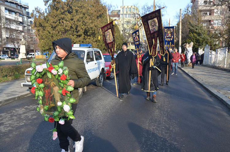 Мариан Костадинов "спаси" кръста до Пасарелката на Арда