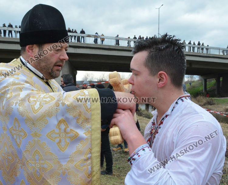 16-годишен ученик от Математическата гимназия спаси Йордановденския кръст в Харманли