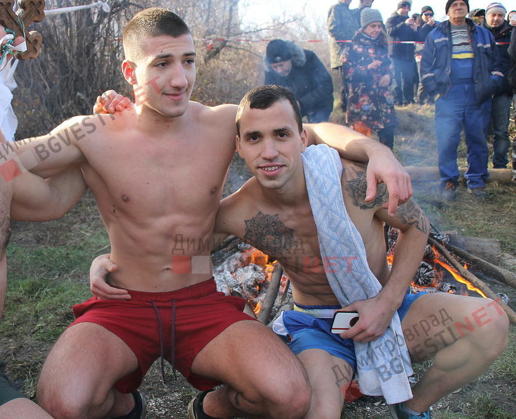 Извадилия кръста за 2020 година Георги и миналогодишния трикратен победител Янислав