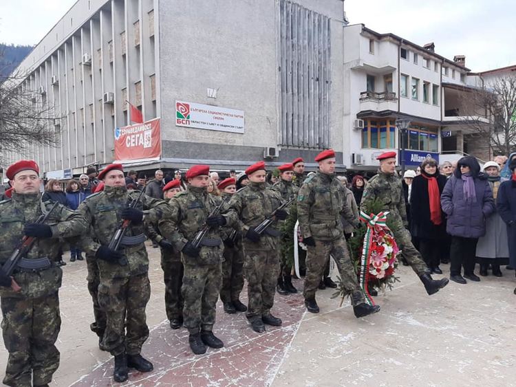 Духова музика и почетен караул в чест на рождението на Христо Ботев в Смолян