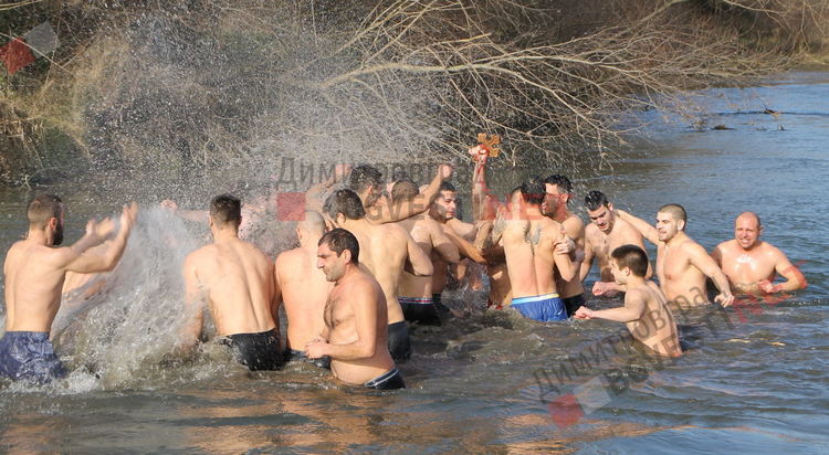 18-годишният Георги извади кръста на Йордановден от водите на река Марица в Димитровград