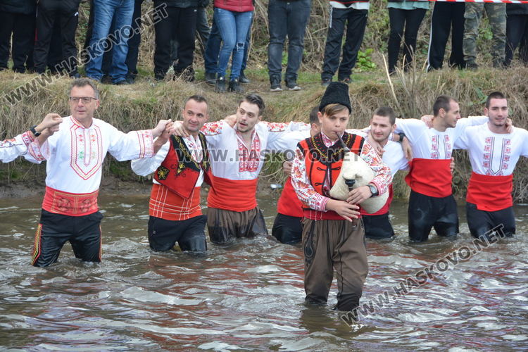 16-годишен ученик от Математическата гимназия спаси Йордановденския кръст в Харманли