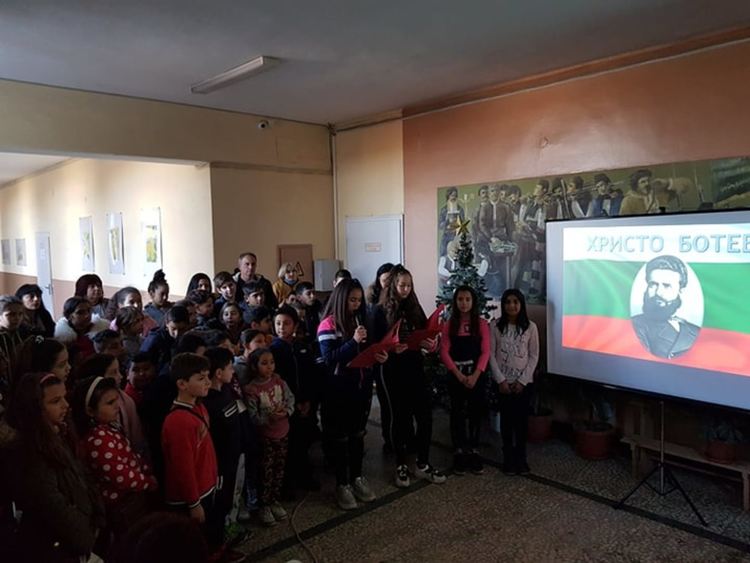 Учениците от Градина почетоха патрона си Христо Ботев