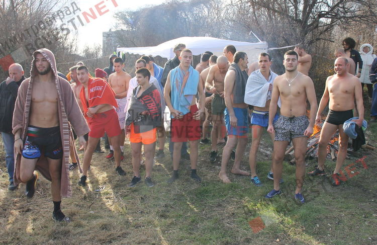 18-годишният Георги извади кръста на Йордановден от водите на река Марица в Димитровград