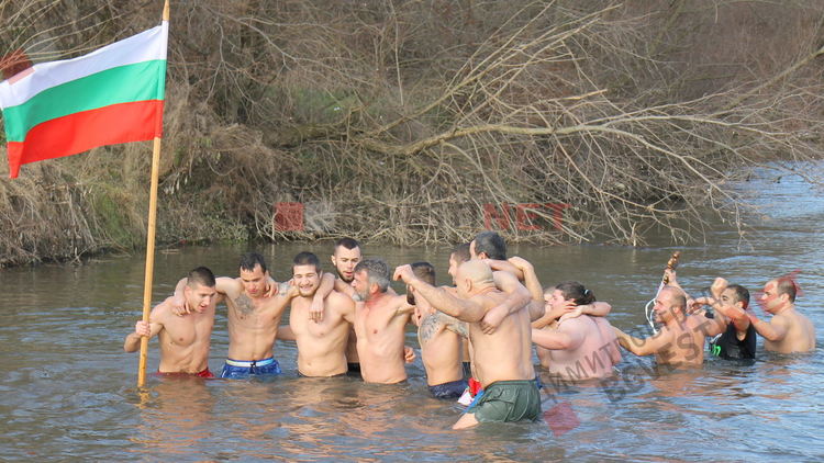 18-годишният Георги извади кръста на Йордановден от водите на река Марица в Димитровград