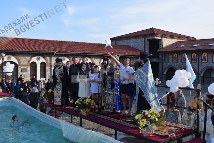 Величко Карабуюков улови кръста в Арда, Васил Атанасов го хвана в басейна в манастира „Св.Йоан Предтеча”