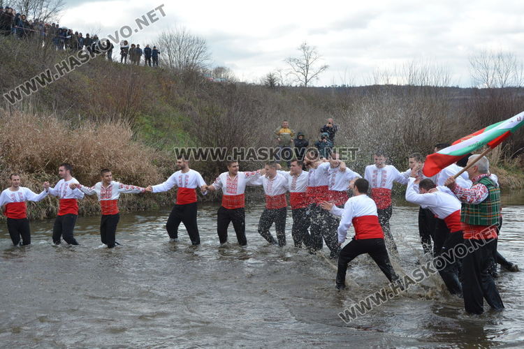 16-годишен ученик от Математическата гимназия спаси Йордановденския кръст в Харманли