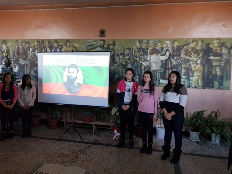 Учениците от Градина почетоха патрона си Христо Ботев