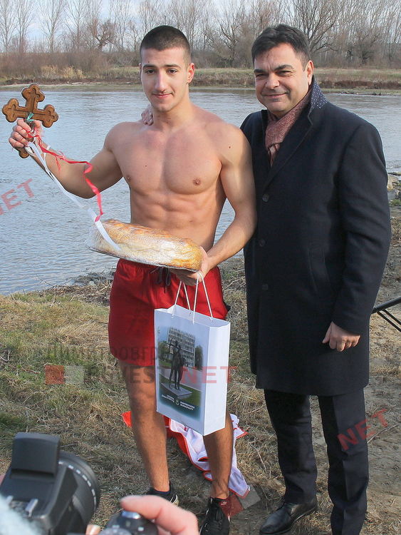 18-годишният Георги извади кръста на Йордановден от водите на река Марица в Димитровград