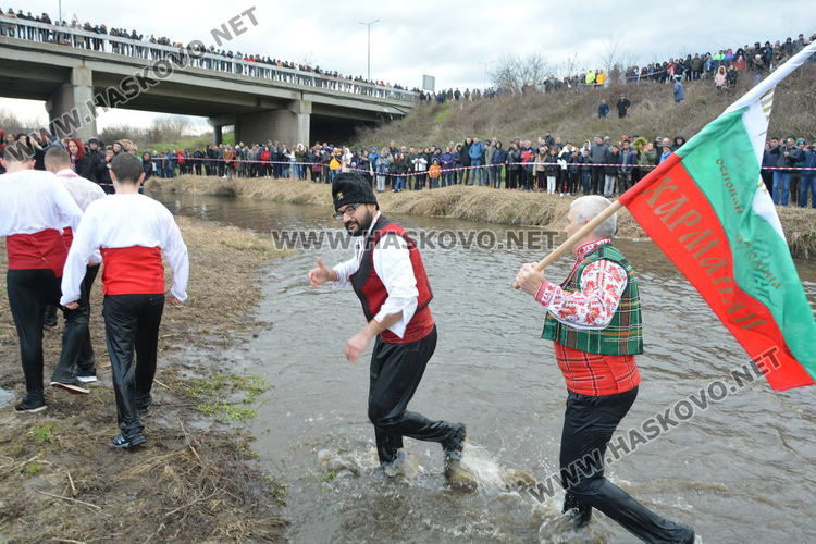 16-годишен ученик от Математическата гимназия спаси Йордановденския кръст в Харманли