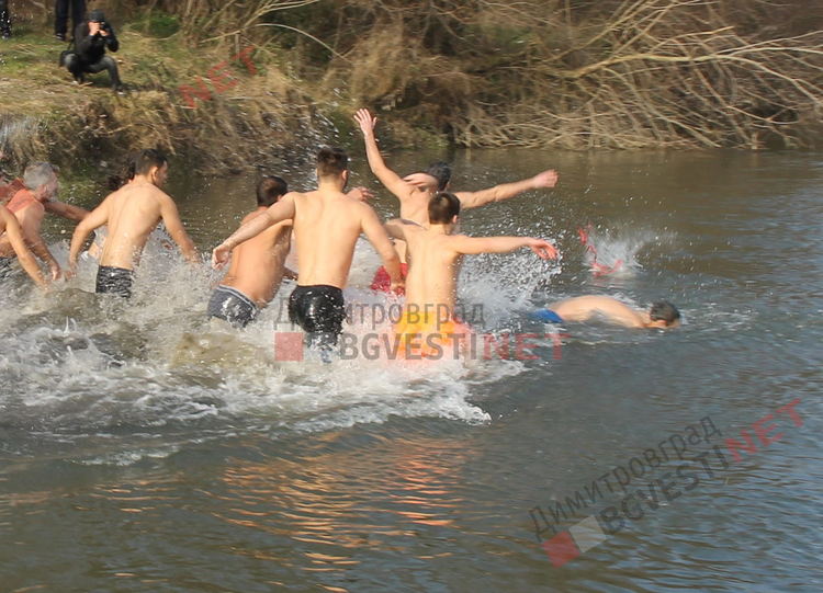 18-годишният Георги извади кръста на Йордановден от водите на река Марица в Димитровград