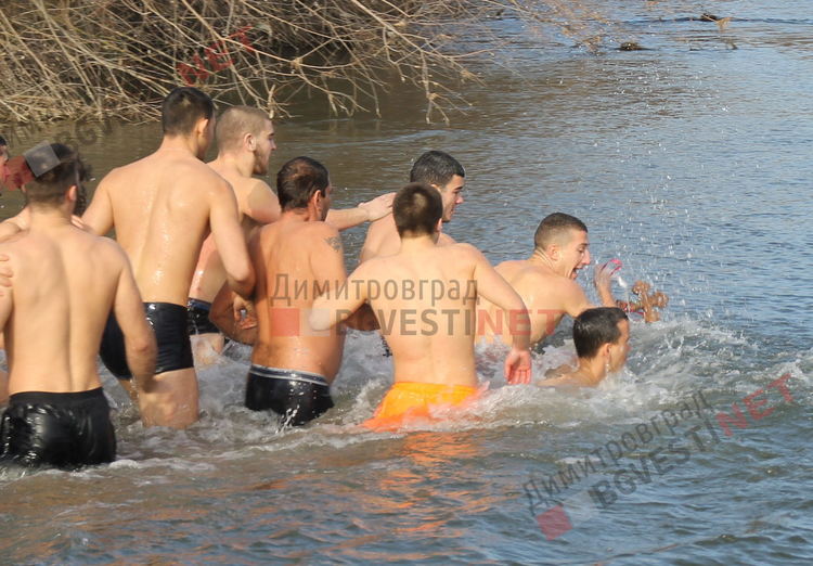 18-годишният Георги извади кръста на Йордановден от водите на река Марица в Димитровград