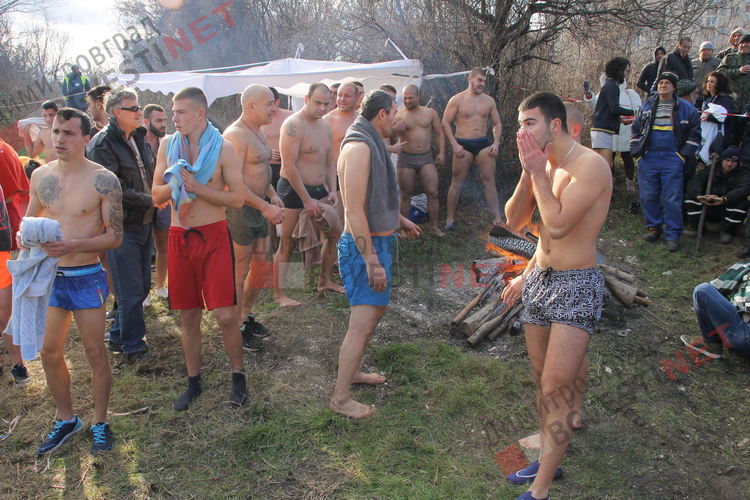 18-годишният Георги извади кръста на Йордановден от водите на река Марица в Димитровград