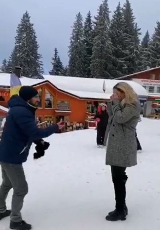 Атракция на деня в Пампорово: Македонец разплака любимата с предложение за брак