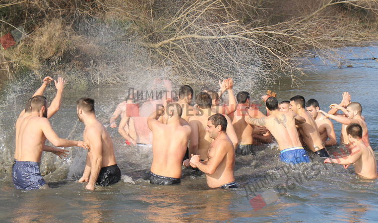 18-годишният Георги извади кръста на Йордановден от водите на река Марица в Димитровград