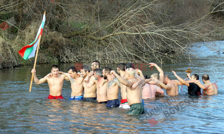 18-годишният Георги извади кръста на Йордановден от водите на река Марица в Димитровград