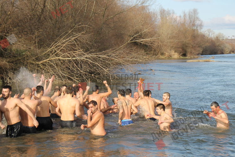 18-годишният Георги извади кръста на Йордановден от водите на река Марица в Димитровград