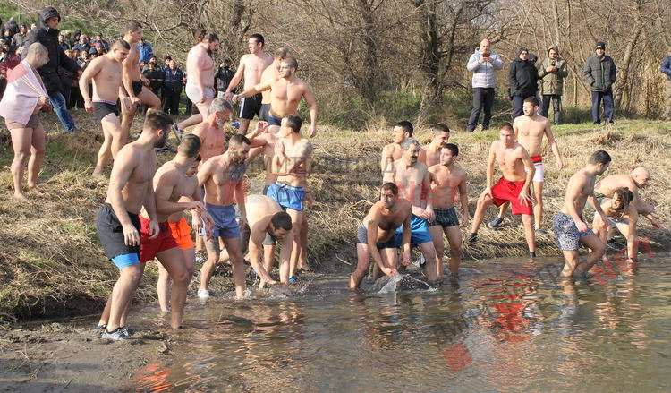 18-годишният Георги извади кръста на Йордановден от водите на река Марица в Димитровград