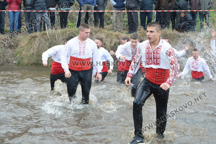 16-годишен ученик от Математическата гимназия спаси Йордановденския кръст в Харманли