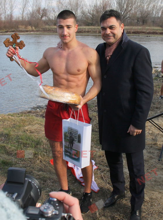 18-годишният Георги извади кръста на Йордановден от водите на река Марица в Димитровград