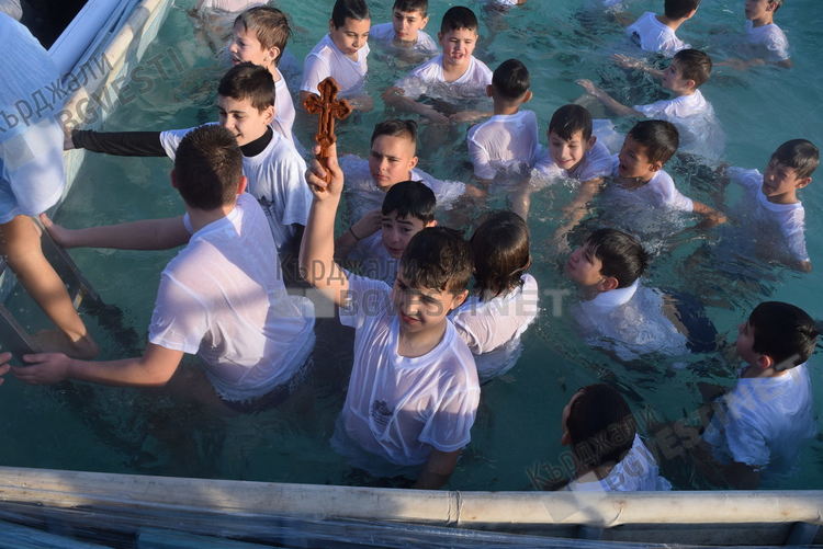 Величко Карабуюков улови кръста в Арда, Васил Атанасов го хвана в басейна в манастира „Св.Йоан Предтеча”