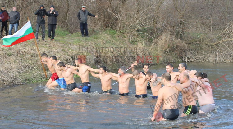 18-годишният Георги извади кръста на Йордановден от водите на река Марица в Димитровград