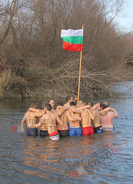 18-годишният Георги извади кръста на Йордановден от водите на река Марица в Димитровград