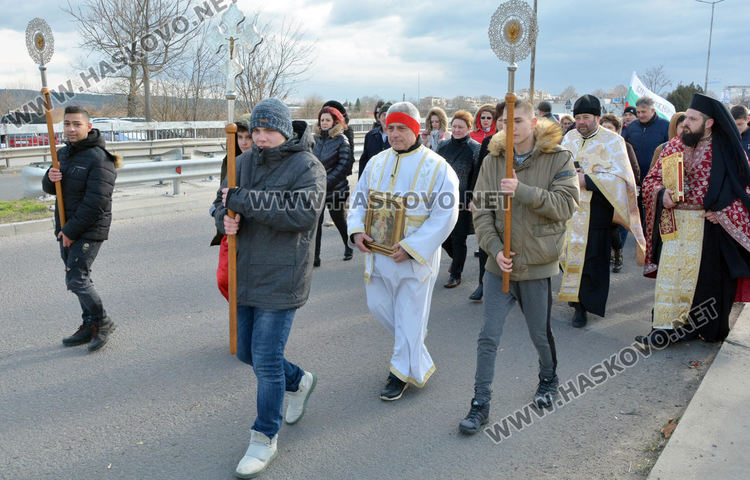 16-годишен ученик от Математическата гимназия спаси Йордановденския кръст в Харманли