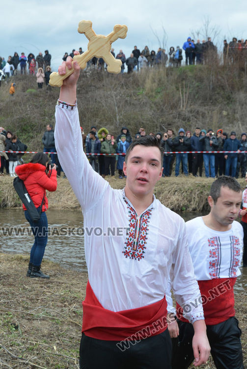 16-годишен ученик от Математическата гимназия спаси Йордановденския кръст в Харманли