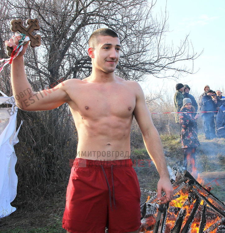 18-годишният Георги извади кръста на Йордановден от водите на река Марица в Димитровград