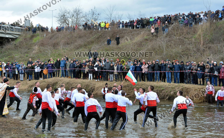 16-годишен ученик от Математическата гимназия спаси Йордановденския кръст в Харманли