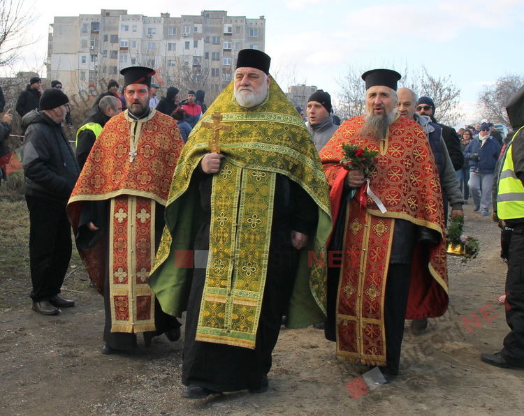 18-годишният Георги извади кръста на Йордановден от водите на река Марица в Димитровград